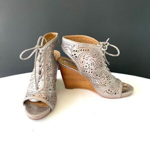 FOSSIL Silvertone Metallic Leather Laser-Cut Wedge Stacked Heel w Laces Size 8M